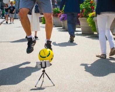 Штука дня: DribbleUp — умный футбольный мяч с функцией тренера
