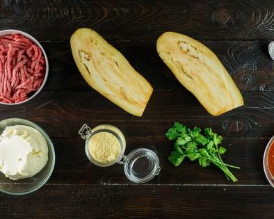 Запечённые баклажаны с томатно-мясной начинкой и сыром
